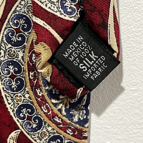 Vintage Van Heusen men’s necktie vine/floral 100% silk 60” long and 4” wide - Picture 6 of 6